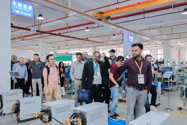 CHINAPLAS 2026 | 拓斯达化妆品唇釉瓶一站式注塑解决方案首发