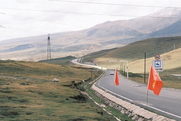 京东大学生站长带队将快递送上世界第一高六车道桥，“云端建设者”收到暖心年货